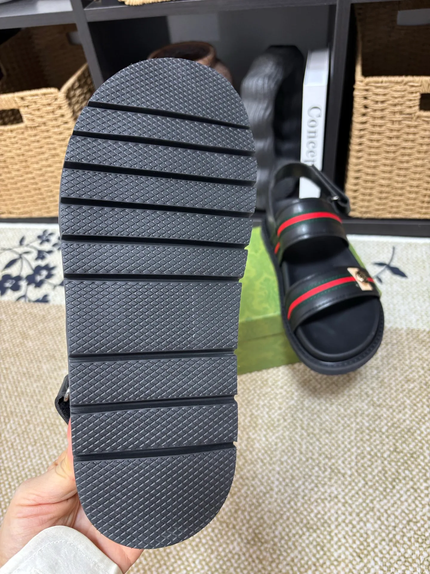 Factory 💰 300 yuan Gucci slippers] high-end men's shoes brand official website 1:1 latest masterpiece: original mold customization, the fabric is made of imported original materials, upgraded outsole, lighter and non-slip. The market's top quality, simple yet tasteful, a must-have for fashionistas, fashionable at your feet, full of confidence, the same style at the counter 👍The season of summer slippers is here. Code: 38-45 (45 customized)